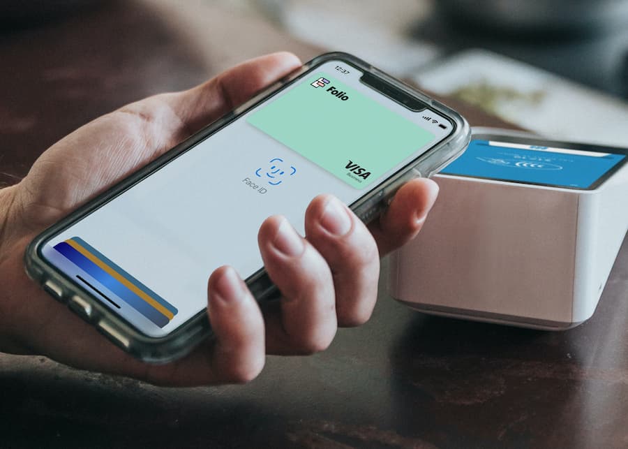 iPhone med Folio-kortet og betalingsterminal