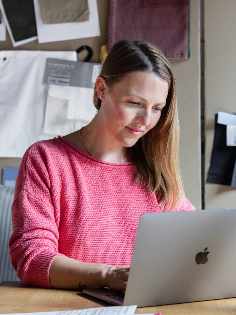 Smilende kvinne med laptop